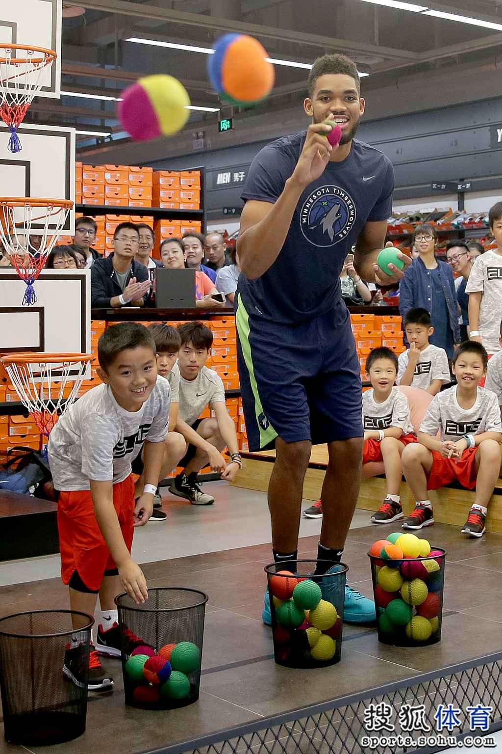篮网队球员互动频繁，积极备战下一场比赛