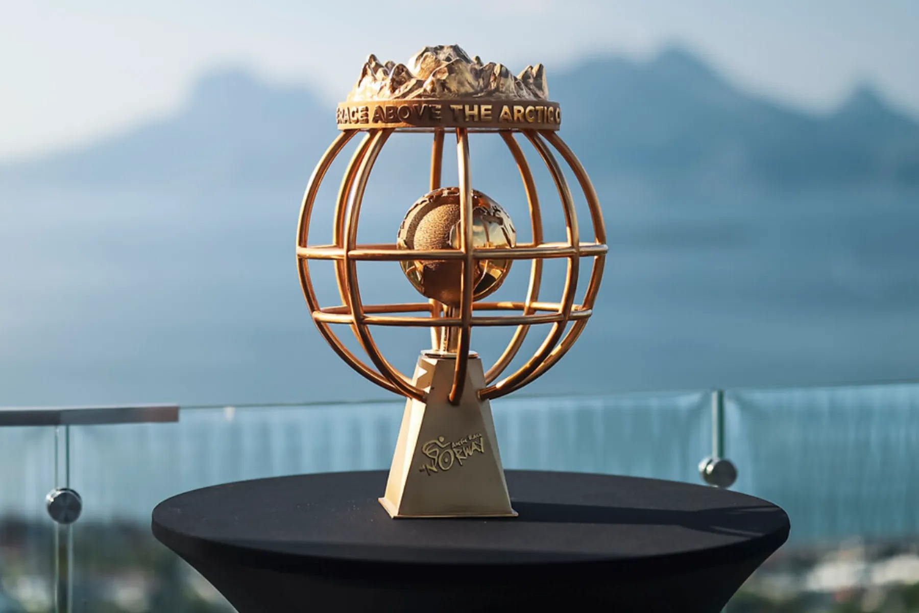 比利时选手在自行车比赛中斩获奖杯 比利时选手在自行车比赛中斩获奖杯